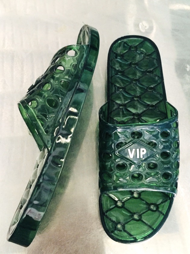 Dép Nhựa Lỗ VIP Trong Suốt giá rẻ