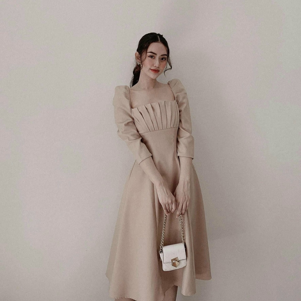 Đầm kem xếp li ngực tay lỡ