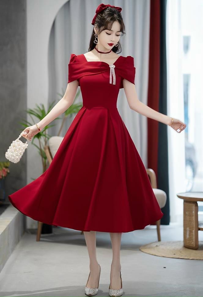 5 mẫu váy đỏ sành điệu để chị em du xuân đón Tết
