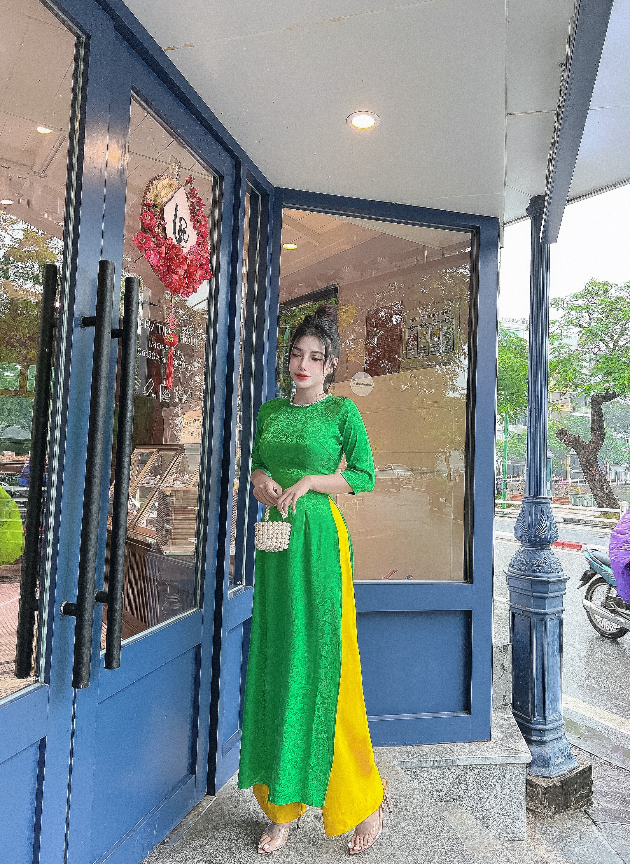 Áo dài gấm xanh lá cổ tròn sẵn áo dài truyền thống, vải gấm hoa dệt đẹp áo dài cách tân áo dài tết 2023