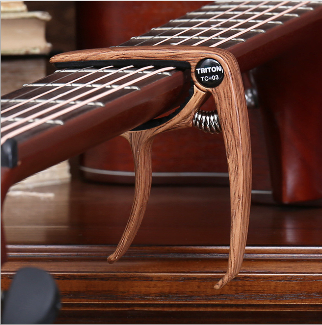 Capo Đàn Guitar/Ukulele Vân Gỗ TC-03.