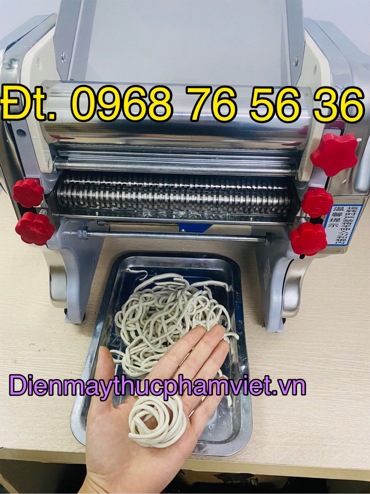 Máy cán bột làm mì tươi, bánh canh Fkm200 chạy bằng điện