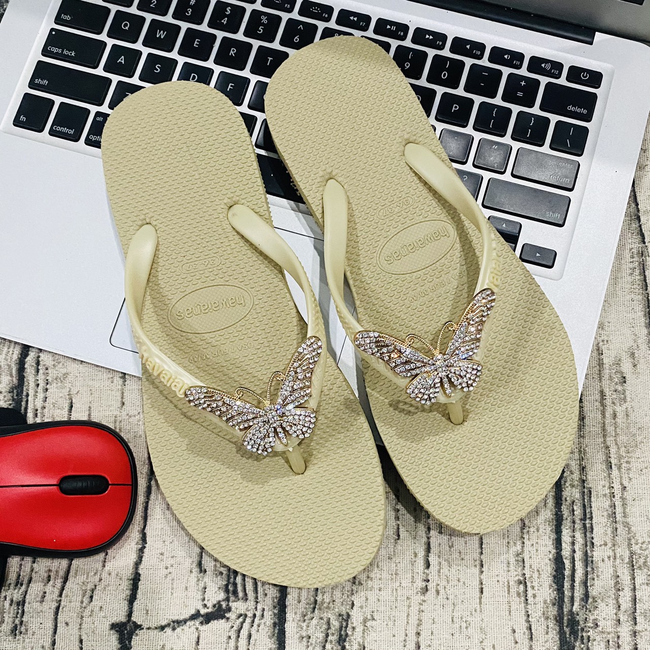 Dép kẹp nữ gắn cham kim loại đính cườm đá