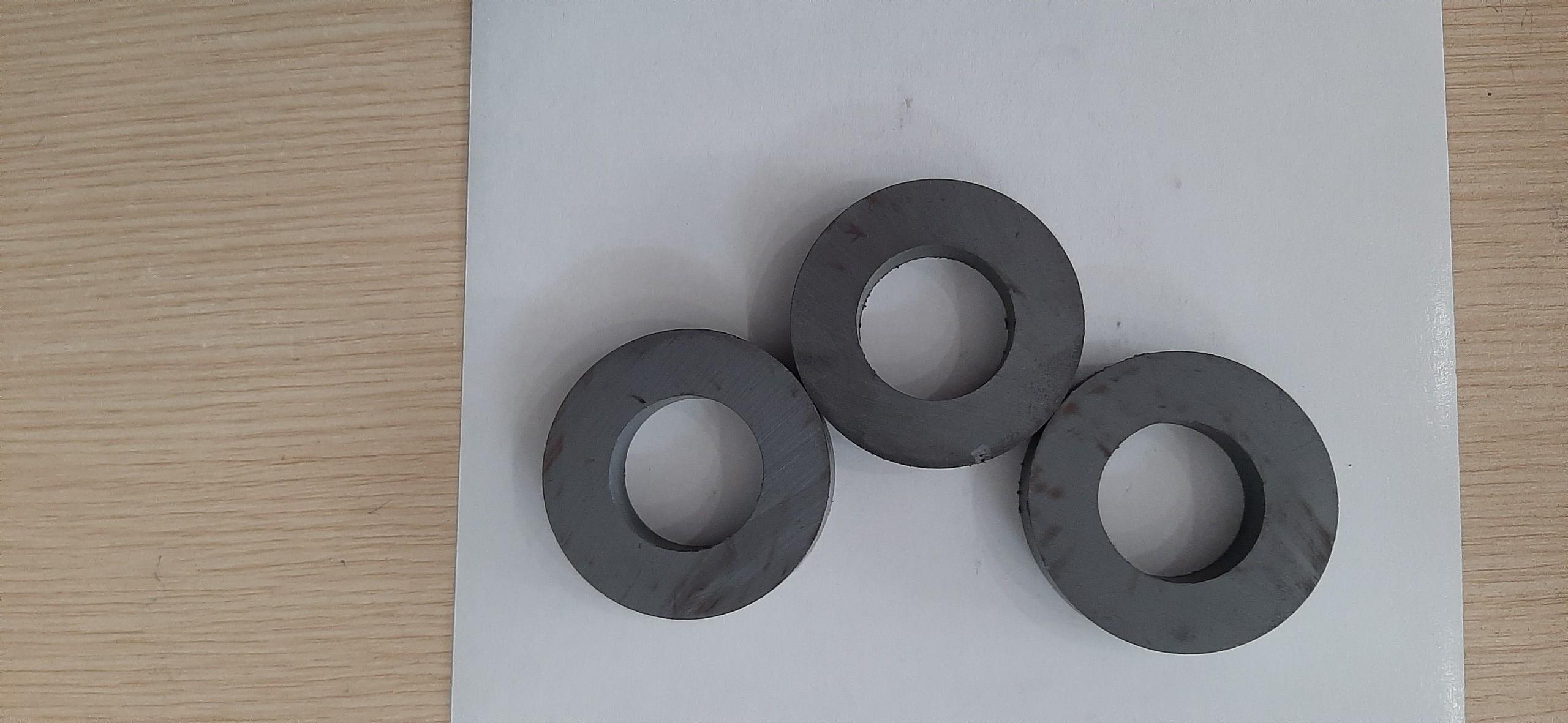 Bộ 5 viên Nam châm Ferrite Đen 60x15 Lỗ 32mm