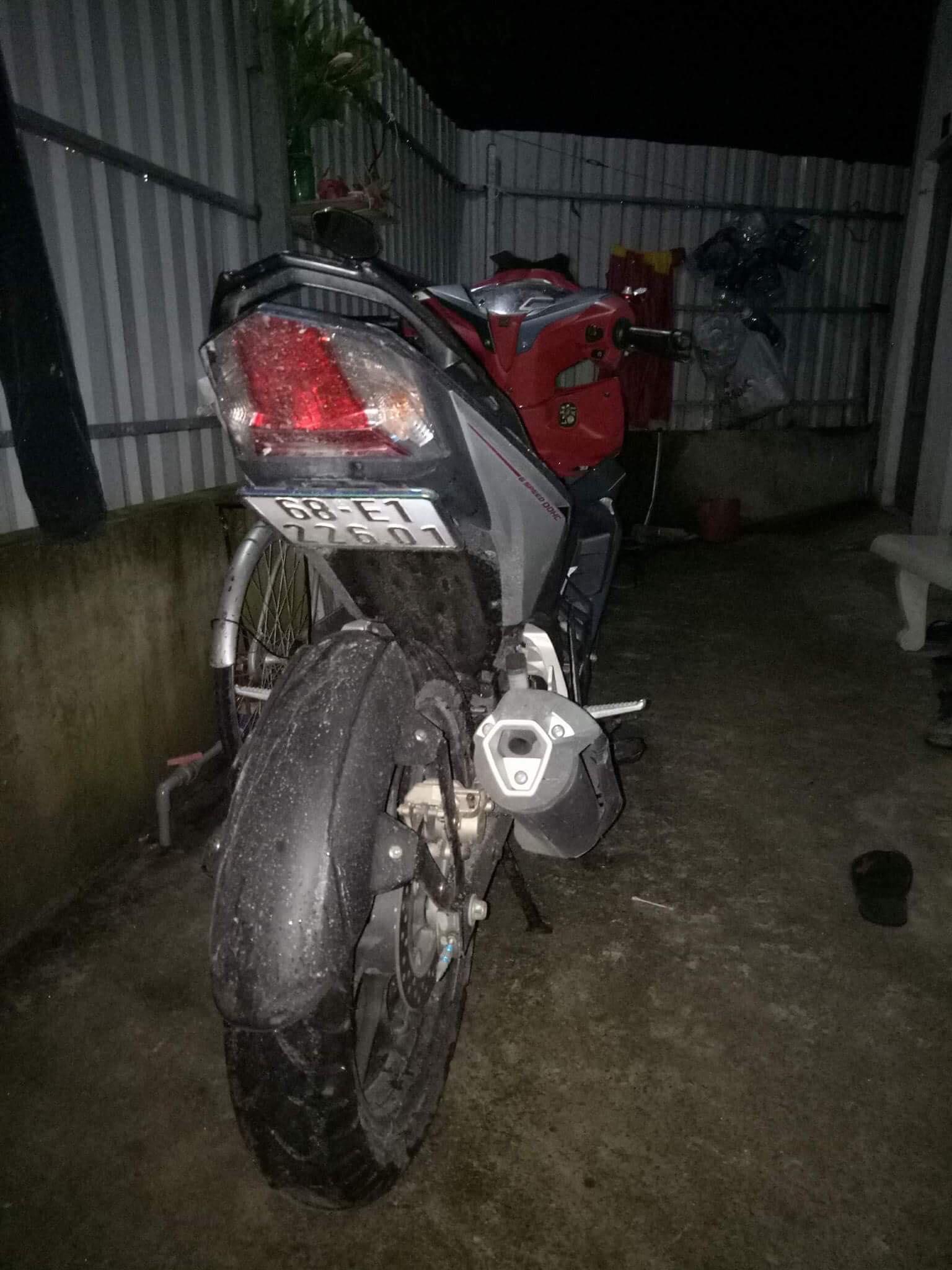 Dè chắn bùn sau 4 chân