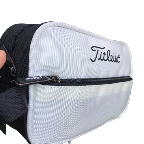 Túi gôn cầm tay Titleist, chất liệu vải bạt dày dặn, có tính năng chống thấm nước, có hai  ngăn