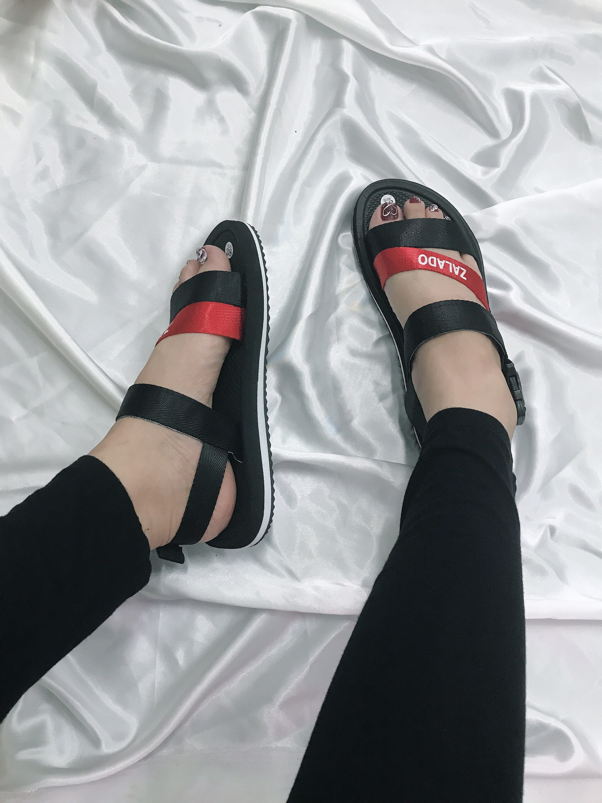 Sandal đế bằng quai chéo xinh lung linh