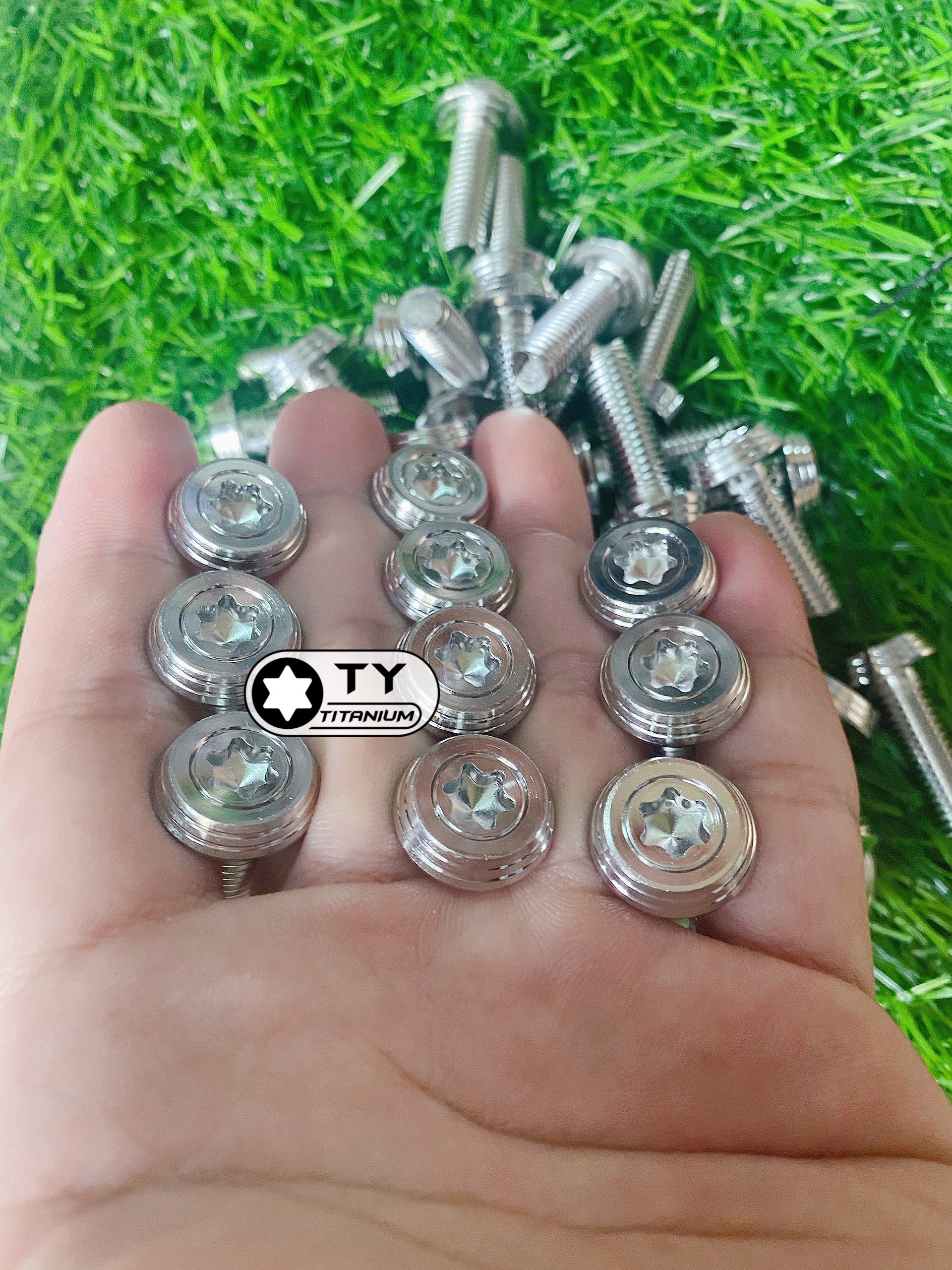 Ốc Salaya inox304 8li25 Dù mẫu Thái gắn đĩa các dòng xe