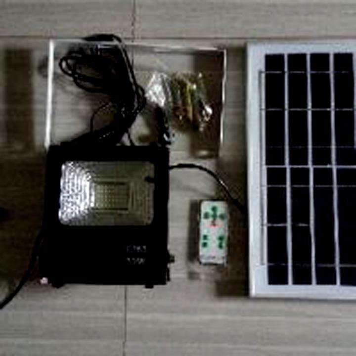 Đèn pha năng lượng mặt trời 100W