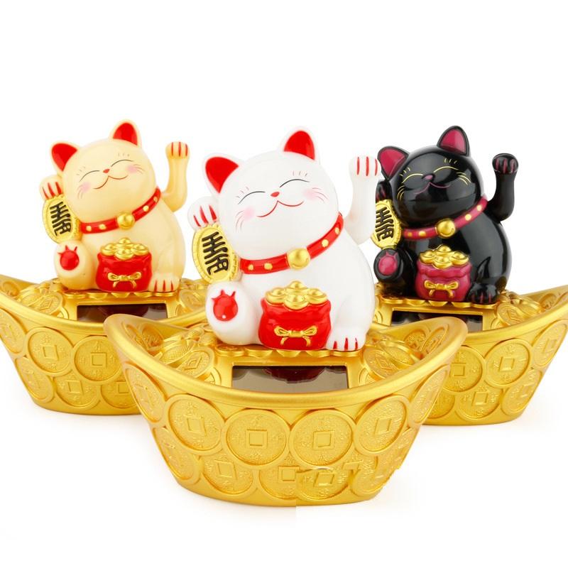 Chú mèo may mắn vẫy tay ngồi trên thỏi vàng - phong thủy kinh doanh