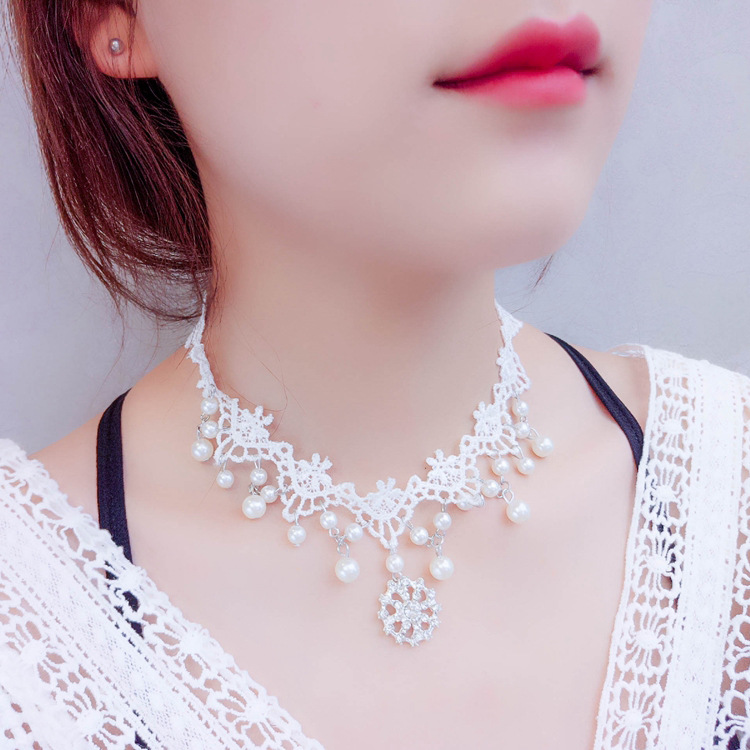 Vòng cổ choker ren trắng đính đá sang trọng