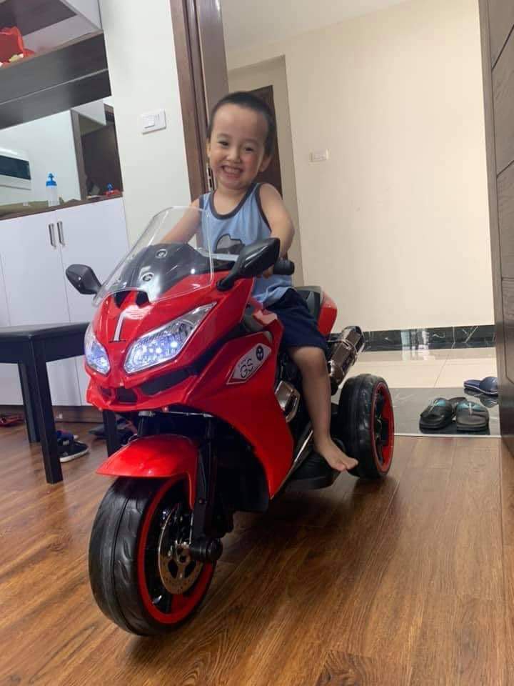 XE MÁY ĐIỆN TRẺ EM KIỂU DÁNG THỂ THAO
