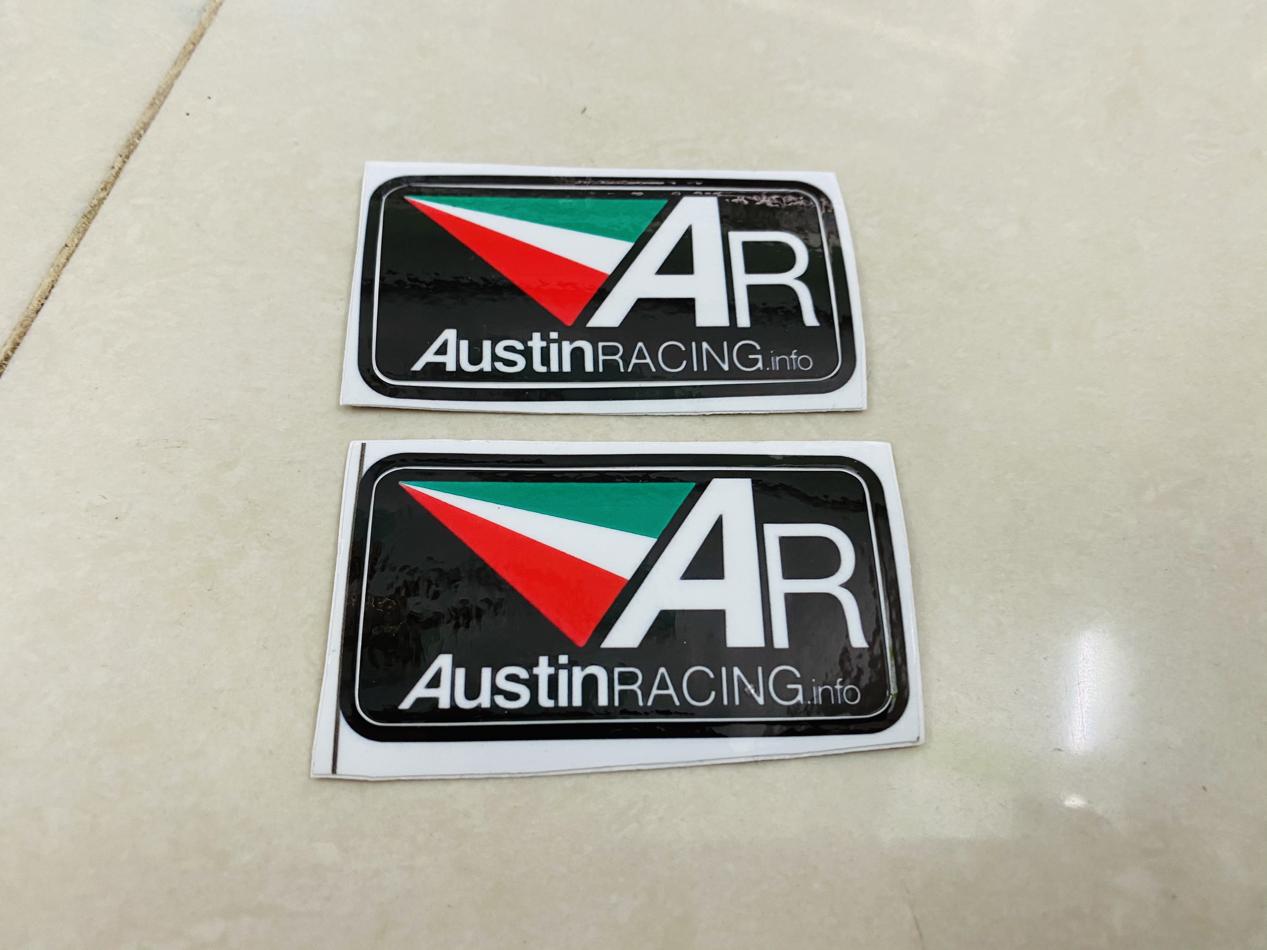 2 Tem logo AR