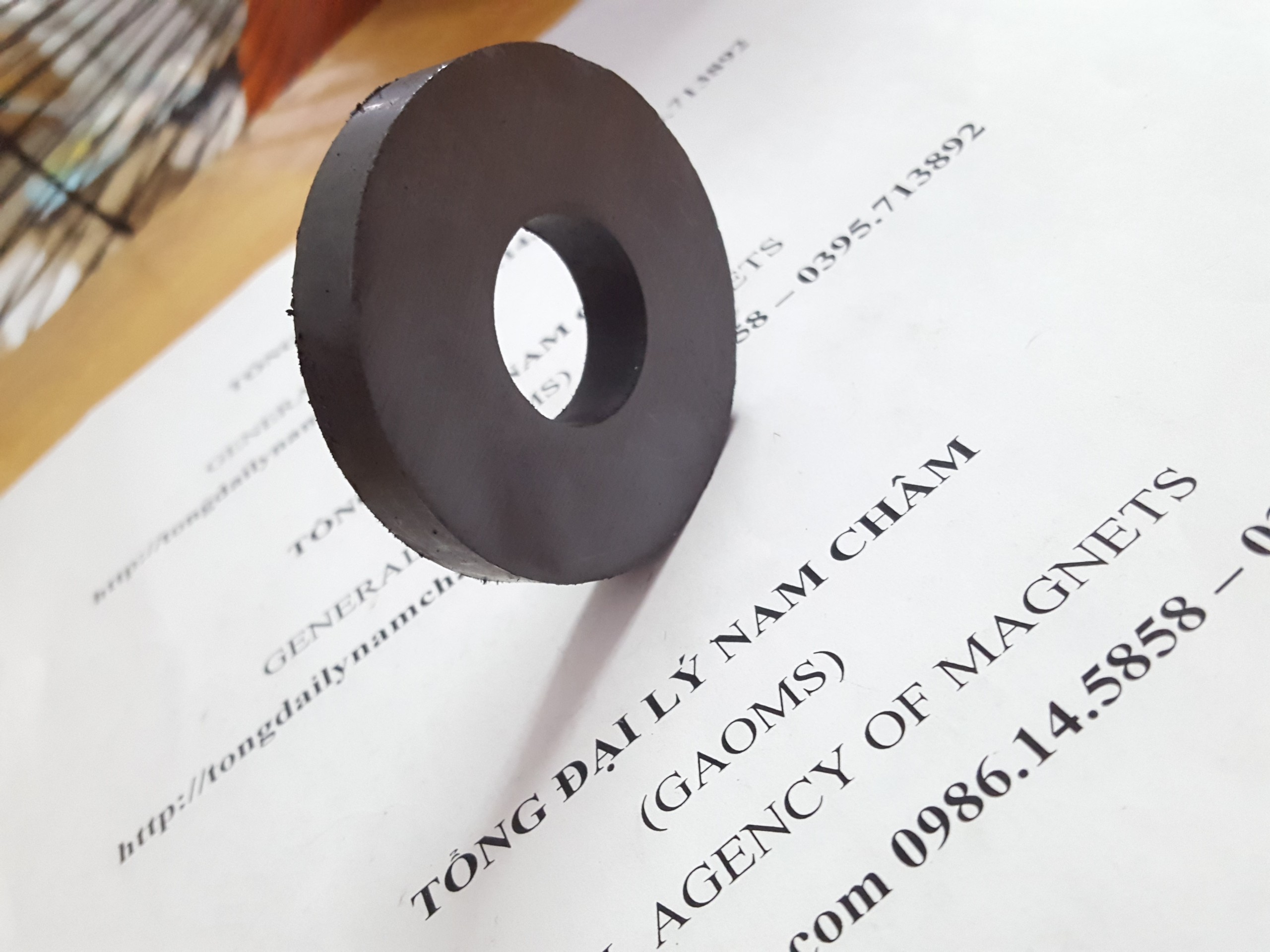 Nam châm đen có lỗ 70x15mm