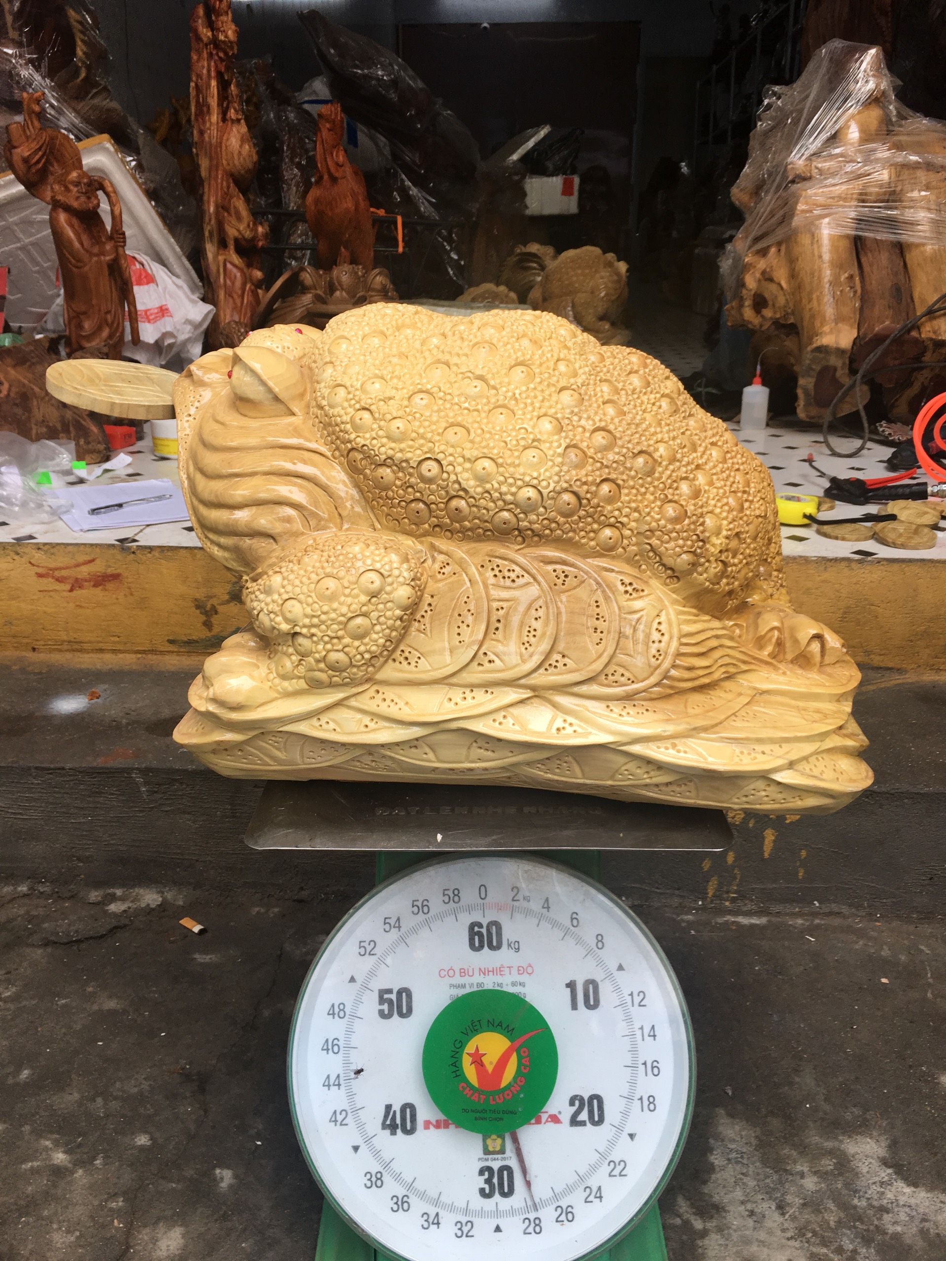 Cụ cóc tài lộc gỗ nu nghiến