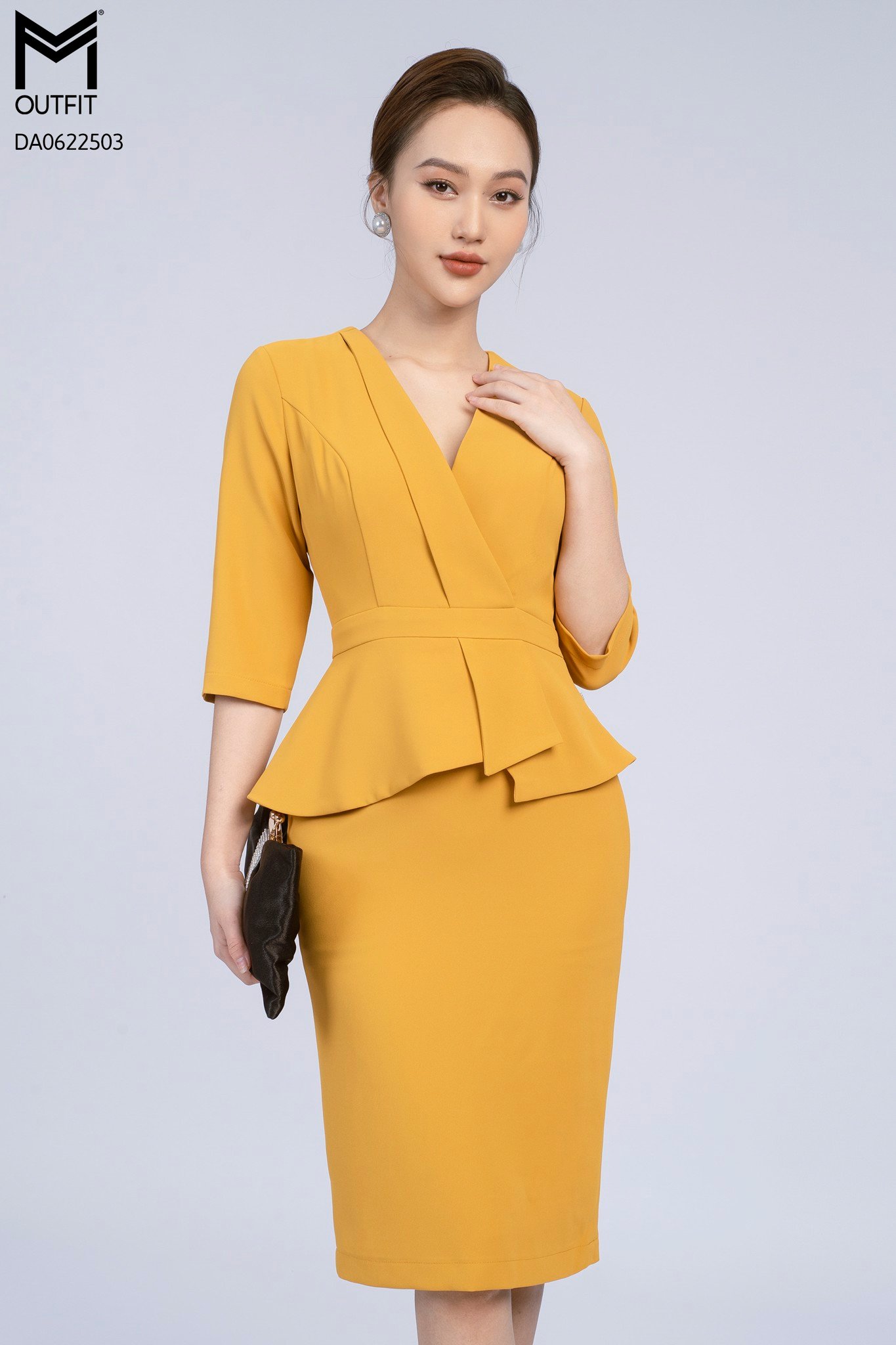 Đầm dáng ôm, tà bong, cổ V tay lửng - Mmoutfit
