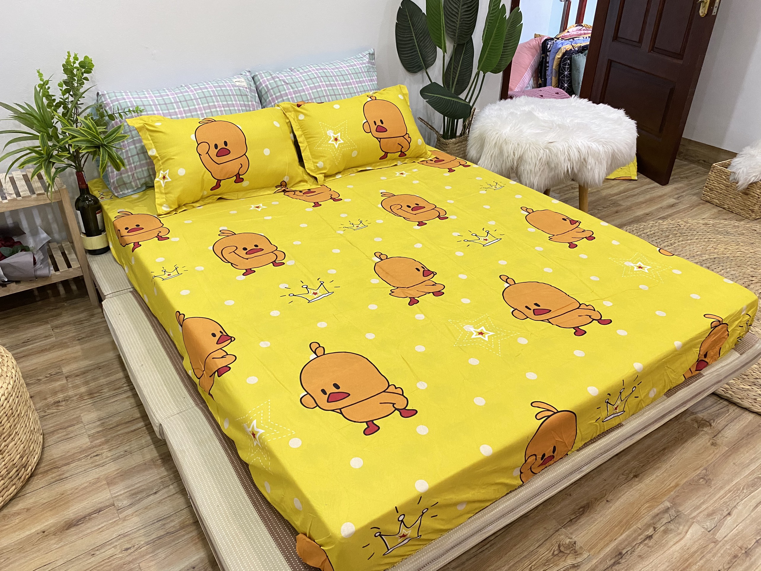 Set Ga Gối Mẫu Vịt Vàng Mã CHM18 gồm (1 ga + 2 vỏ gối nằm +1 vỏ gối ôm )
