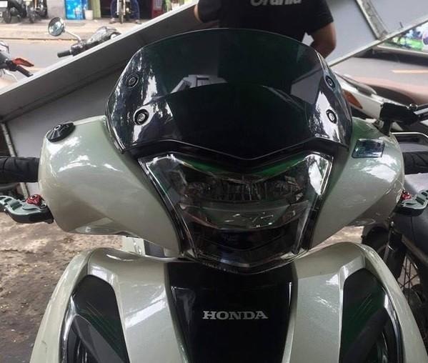 Kính chắn gió xe SH 2017 lên đẹp như hình