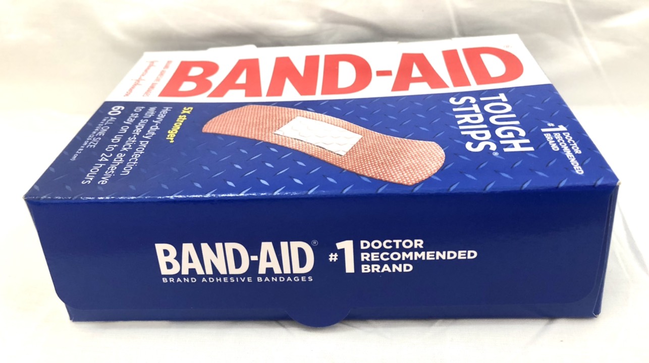 COM BO 1 HỘP BĂNG CÁ NHÂN BAND-AID TOUGH STRIPS Siêu dính - 60M +8M BĂNG FLEXIBLE FABRIC