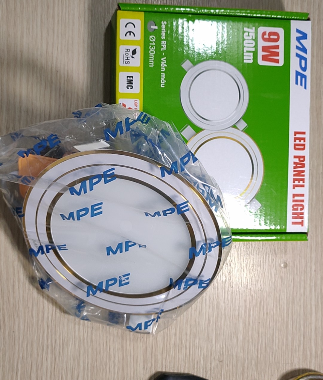 MPE - Đèn Led Panel âm trần viền vàng 9w 3 màu