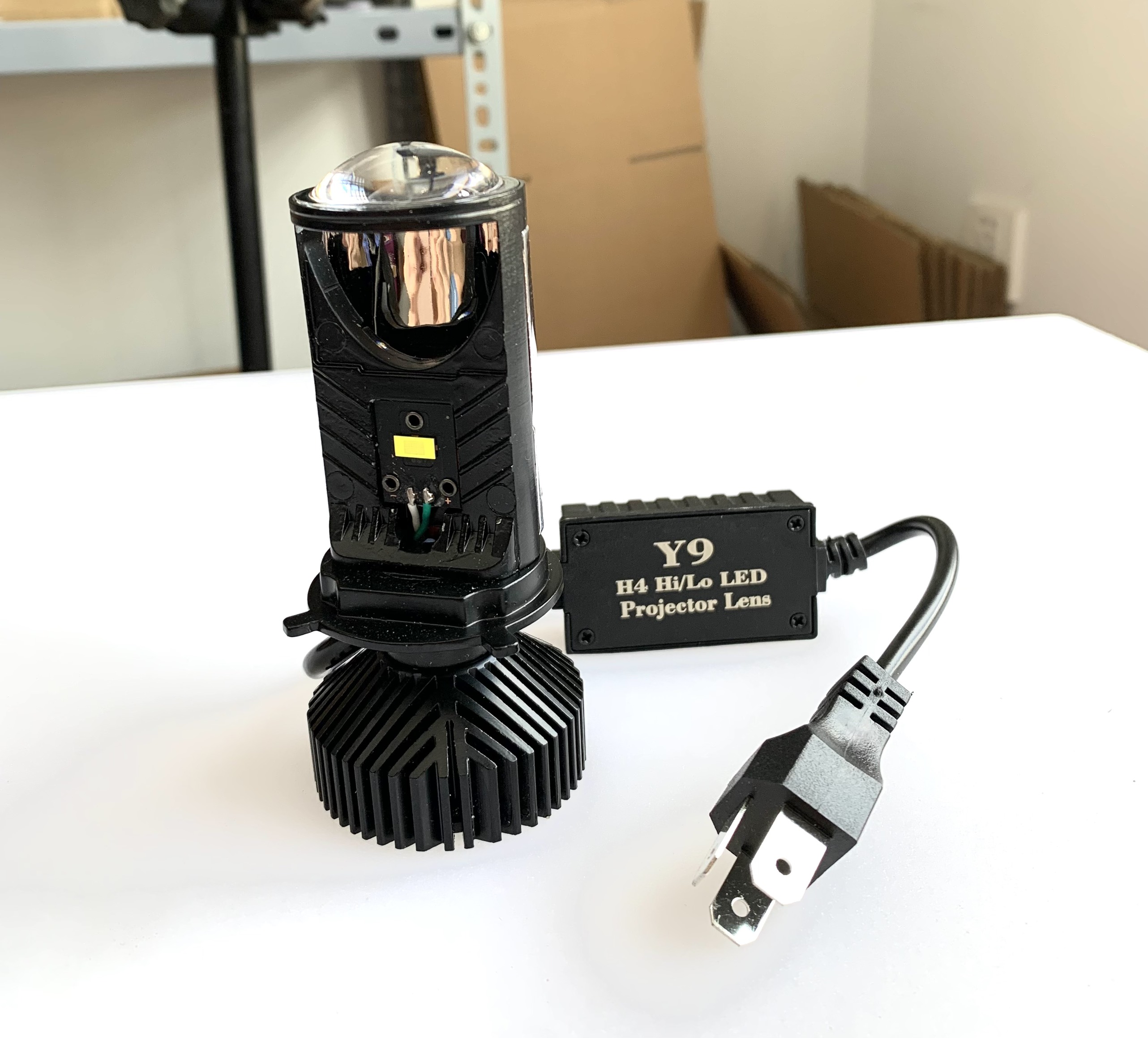 Đèn pha LED bi cầu Y9 ánh sáng gom siêu sáng chân H4