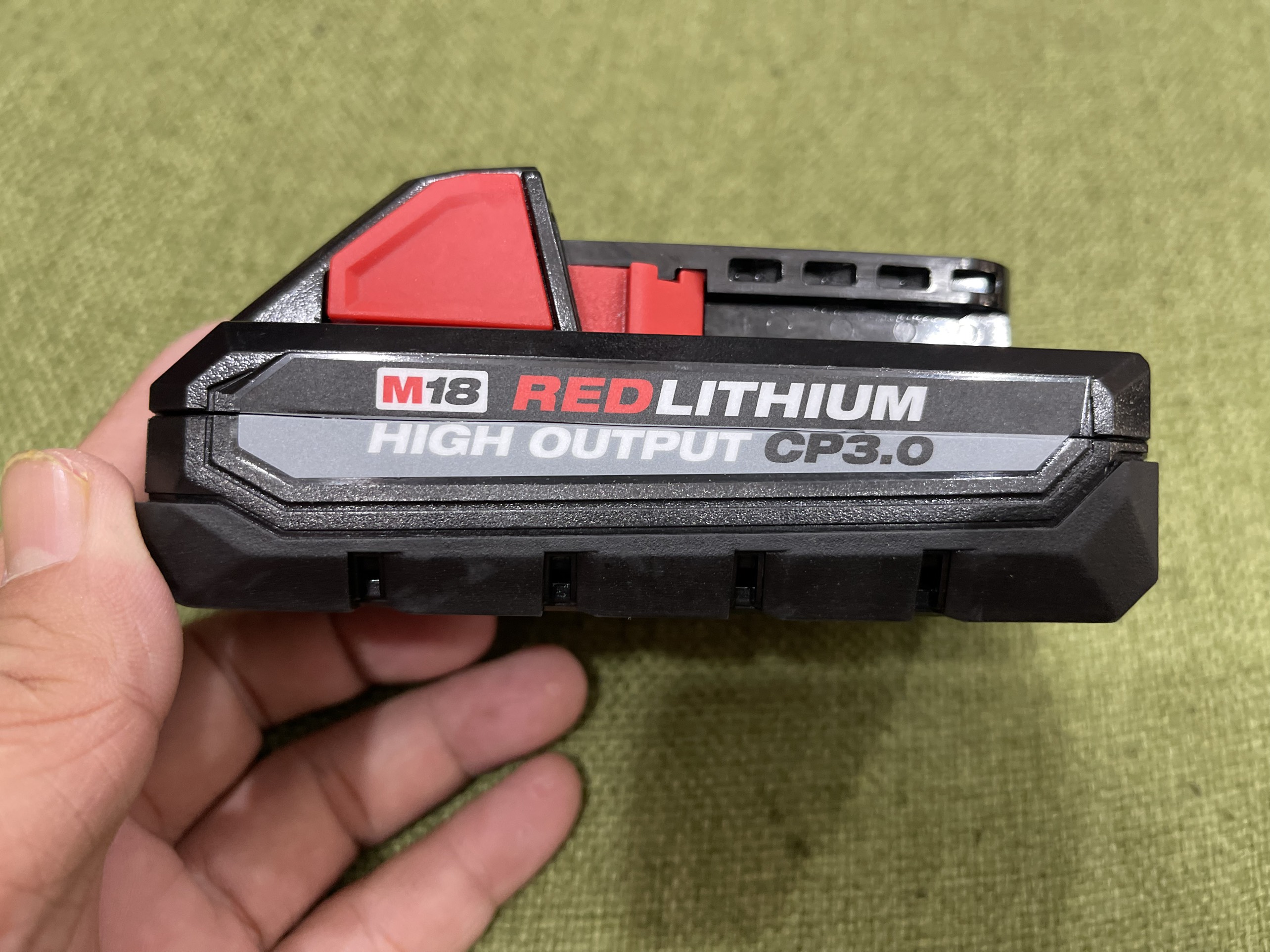 Pin Milwaukee 18V 3.0Ah Red Lithium (Mã: M18HB3) mỏng lướt