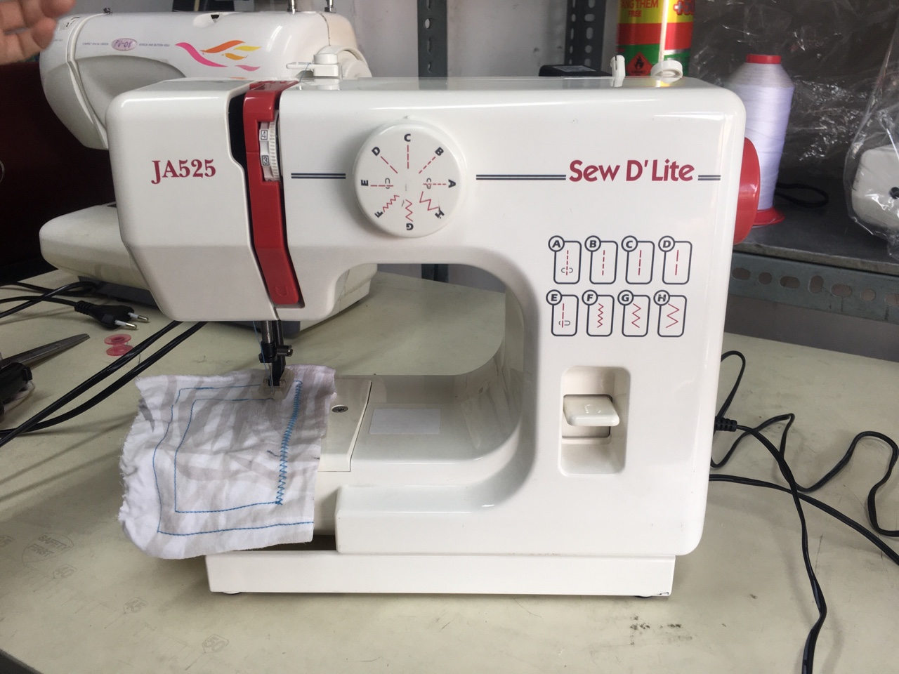 MÁY MAY MINI MINI nhẹ - tập may