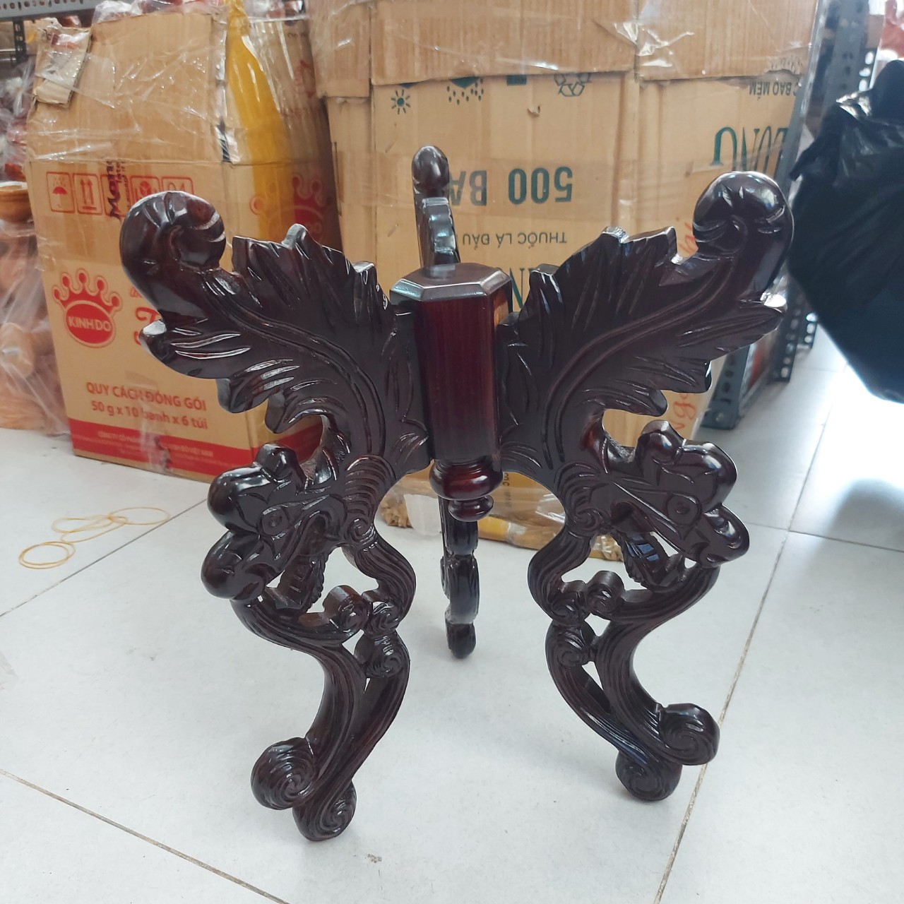 Chò gỗ 3 chân đặt đĩa trái cây thờ cúng chạm khắc hoa văn cao 40cm