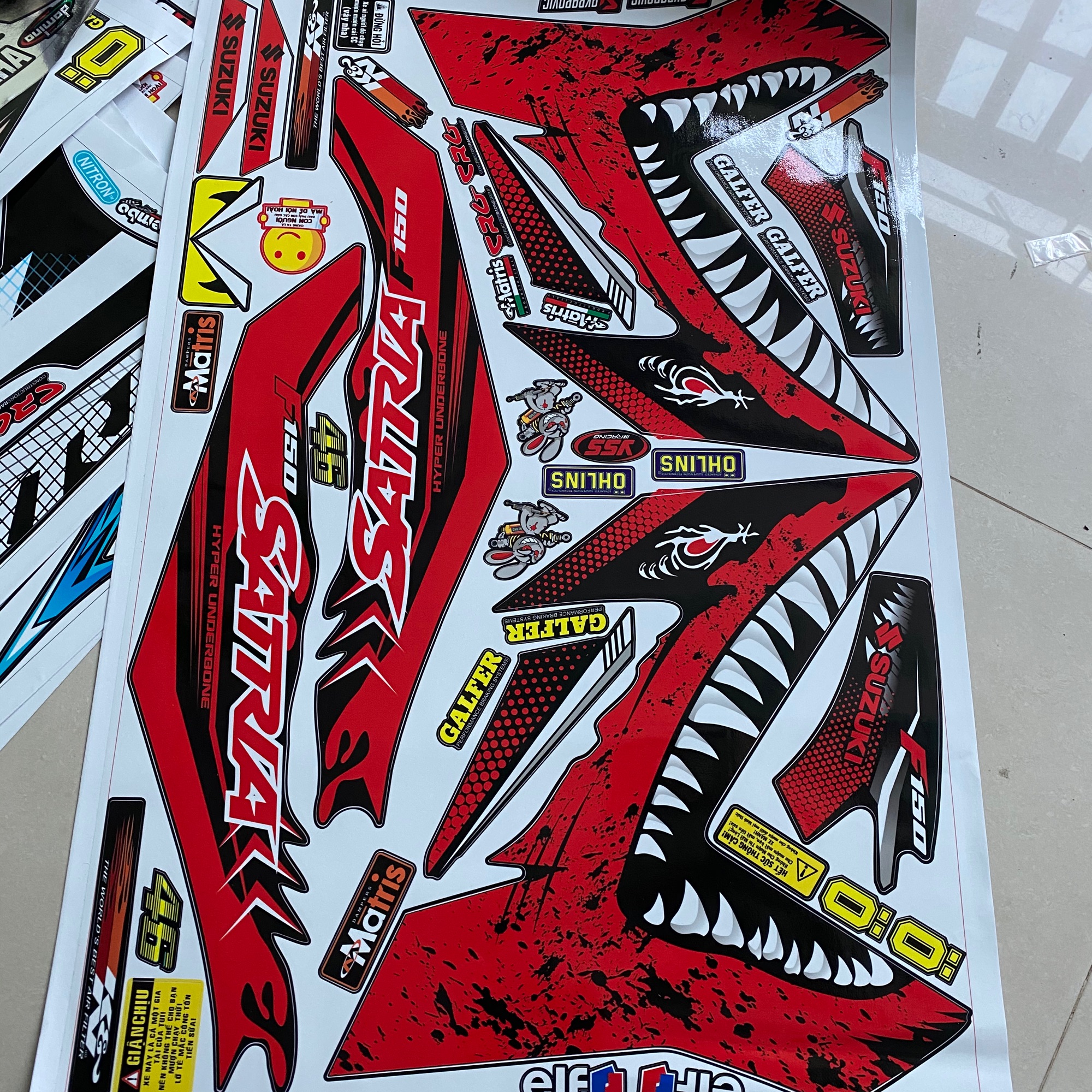 [ QUÍ KHÁCH VUI LÒNG MANG TEM RA TIỆM CHO THỢ DÁN] TEM RỜI Satria Fi răng cá mập đỏ đen