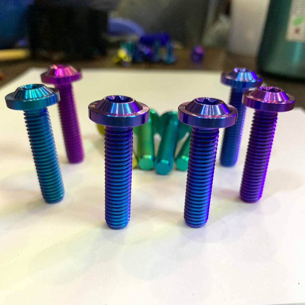 Ốc TITAN GR5 8li 4phân " gắn ghi đông " đầu dù