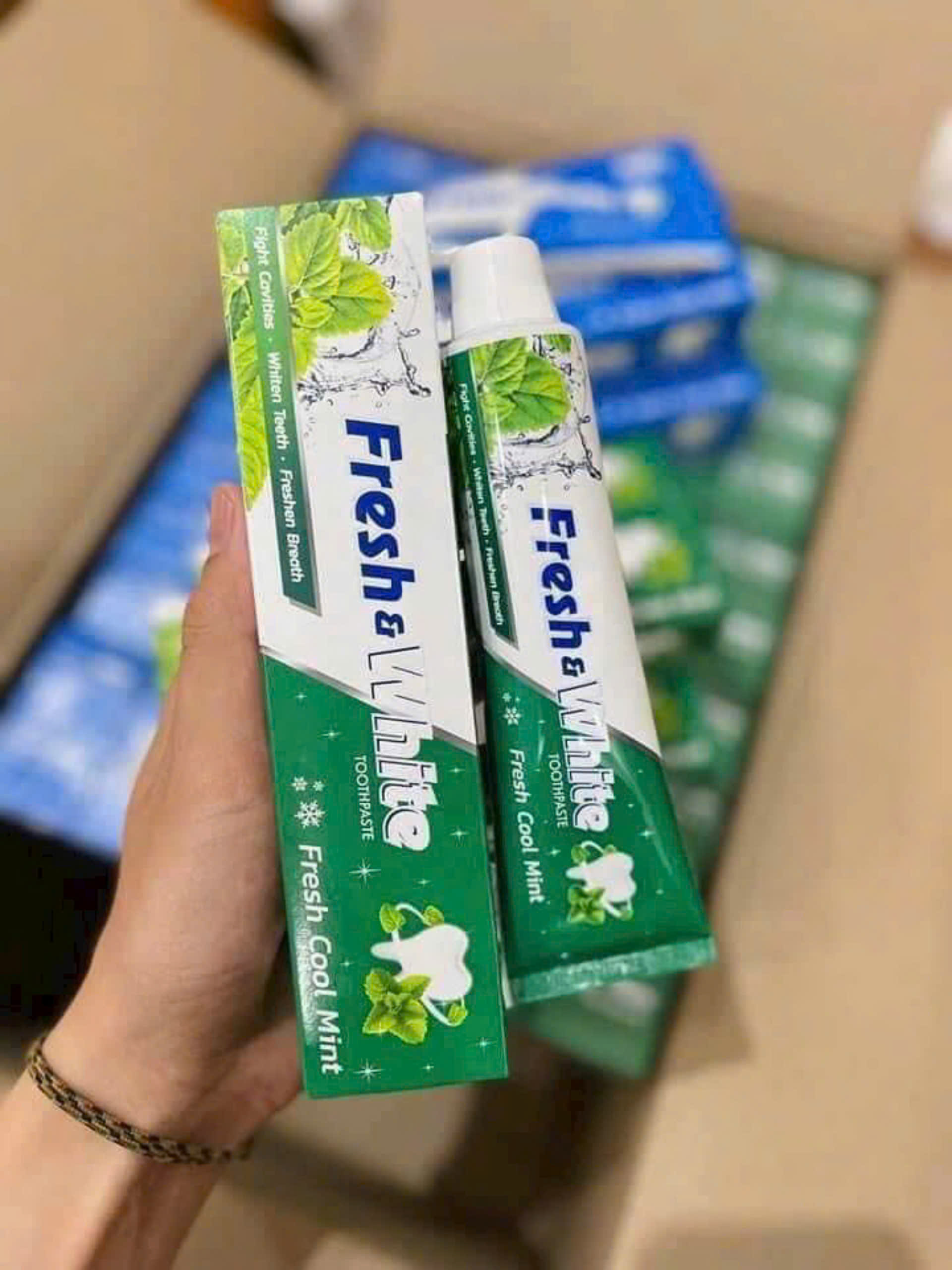 Kem đánh răng Fresh & White 160gr (có 2 màu) - Xuất xứ Thái Lan