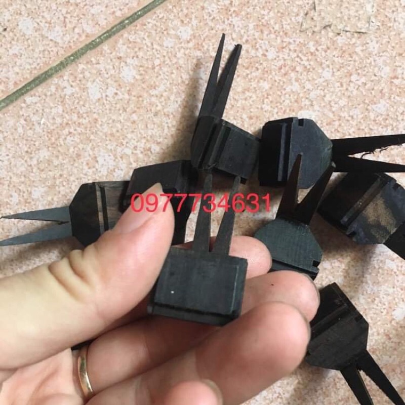 Xiên chuối, xiên hoa quả gỗ Mun cho lồng chim chào mào Phụ kiện lồng chim Main86