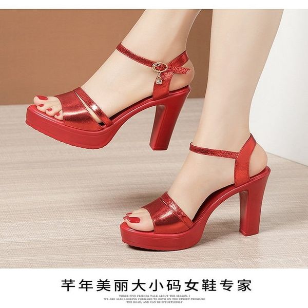 Giày sandal bảng quai kết dây