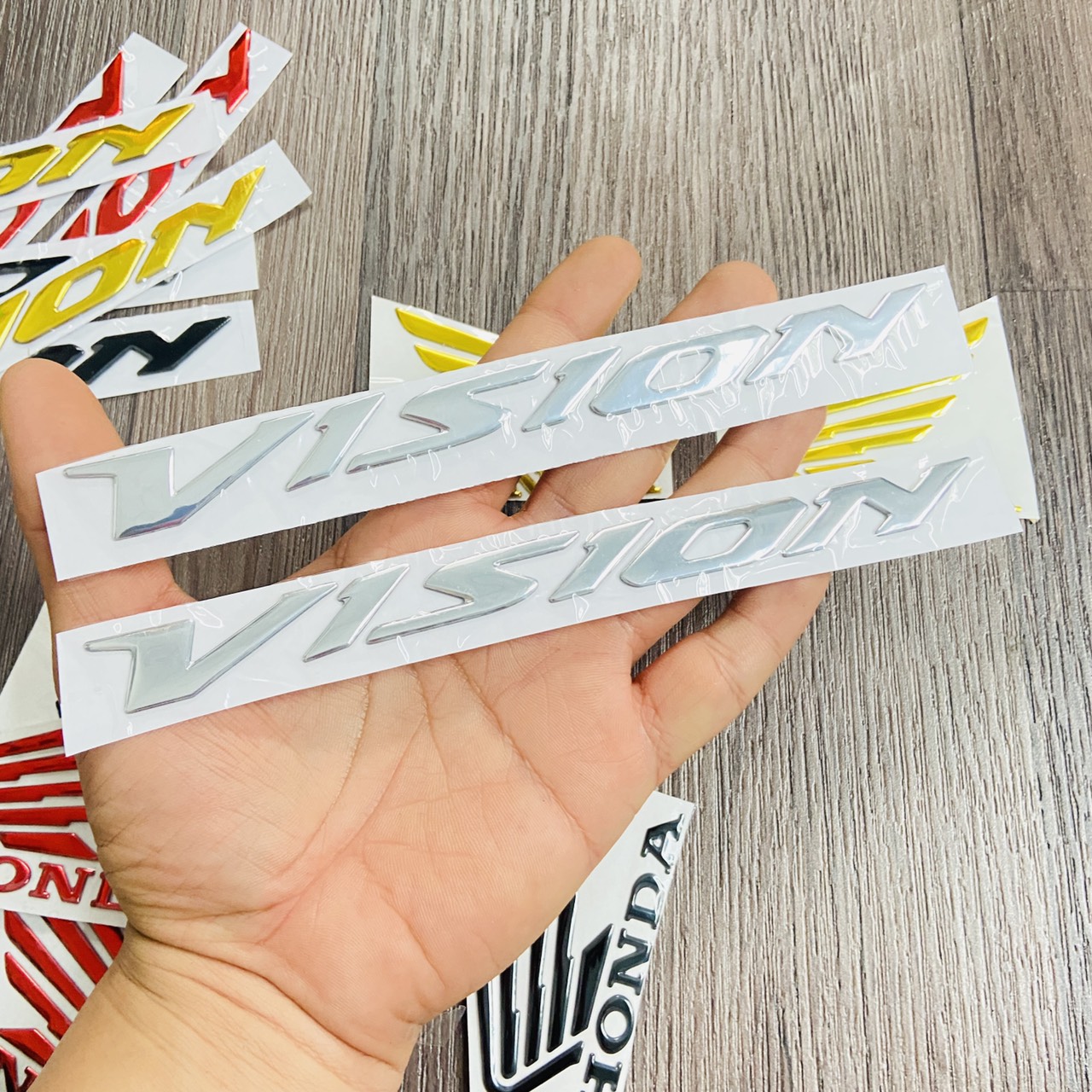 Tem logo chữ xe cho VISION ĐANG HOT TRÊN THỊ TRƯỜNG chất liệu nhựa dẻo si bóng (MÀU BẠC)