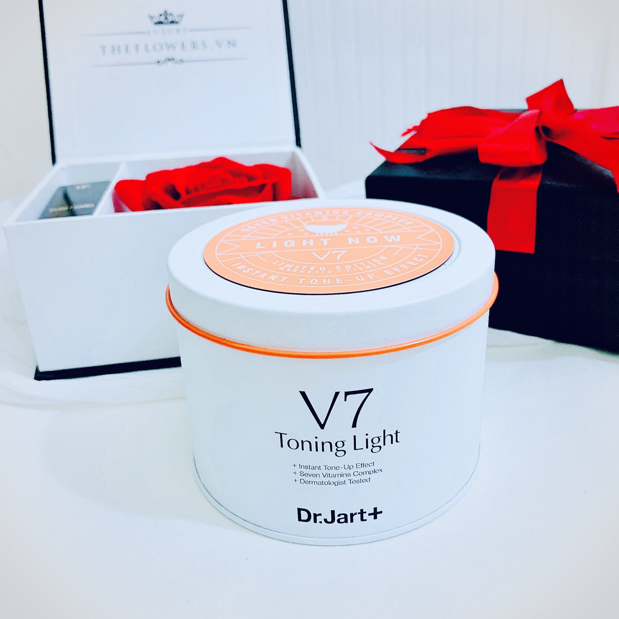 KEM DƯỠNG TRẮNG DA V7 TONING LIGHT
