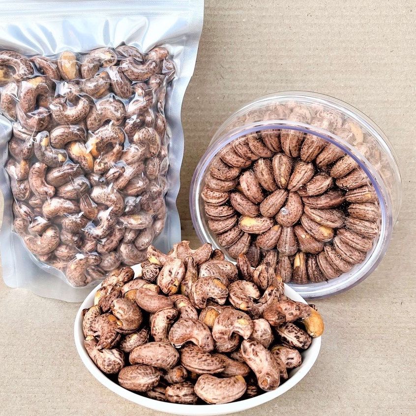 HẠT ĐIỀU RANG MUỐI CÒN VỎ LỤA - ĐIÈU XẾP HOA Lon 500.Gram