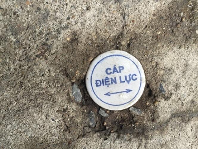 Mốc sứ cảnh báo cáp điện ngầm - hình thật