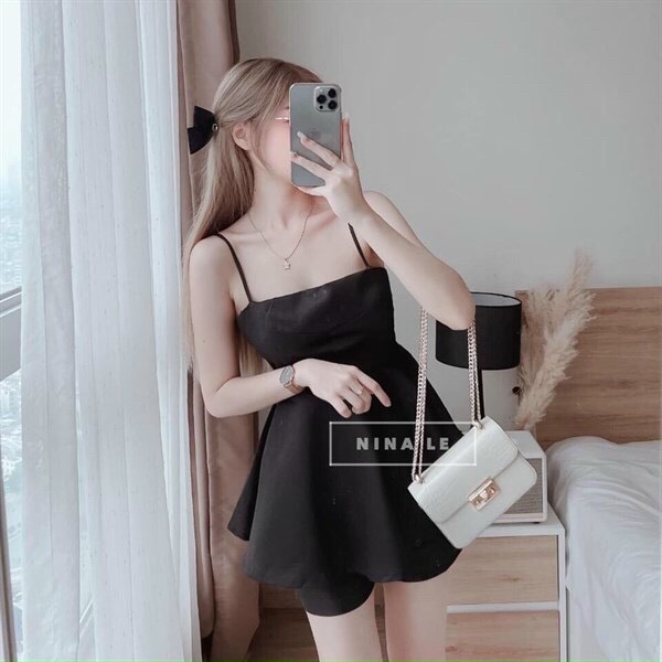 Set bộ umi có mut ngực 2 dây xòe, ôm eo có khóa kéo sau áo. Set bộ tiểu thư áo hai dây mặc đi biển đơn giản, dễ thương.