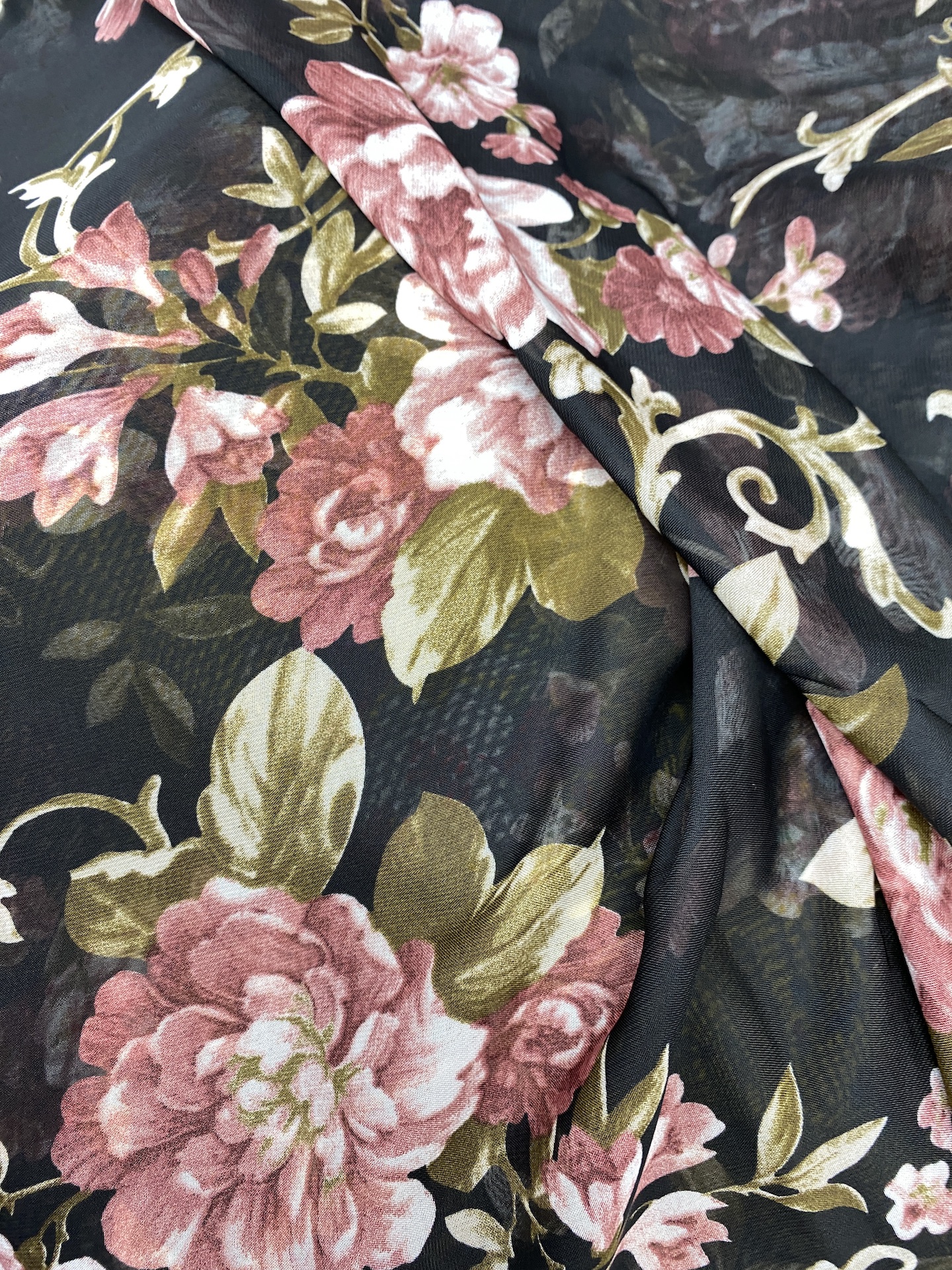 Vải voan chiffon hoa nền đen MS1627