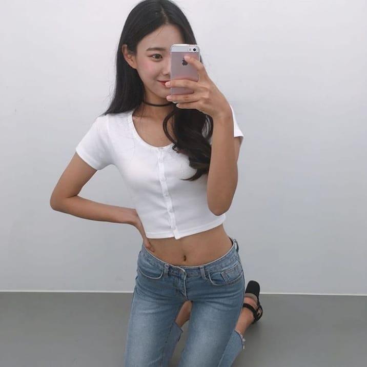 Áo Thun Croptop Cài Cúc Ôm Body Đơn Giản Cá Tính Olwen EVA AO 40266S1