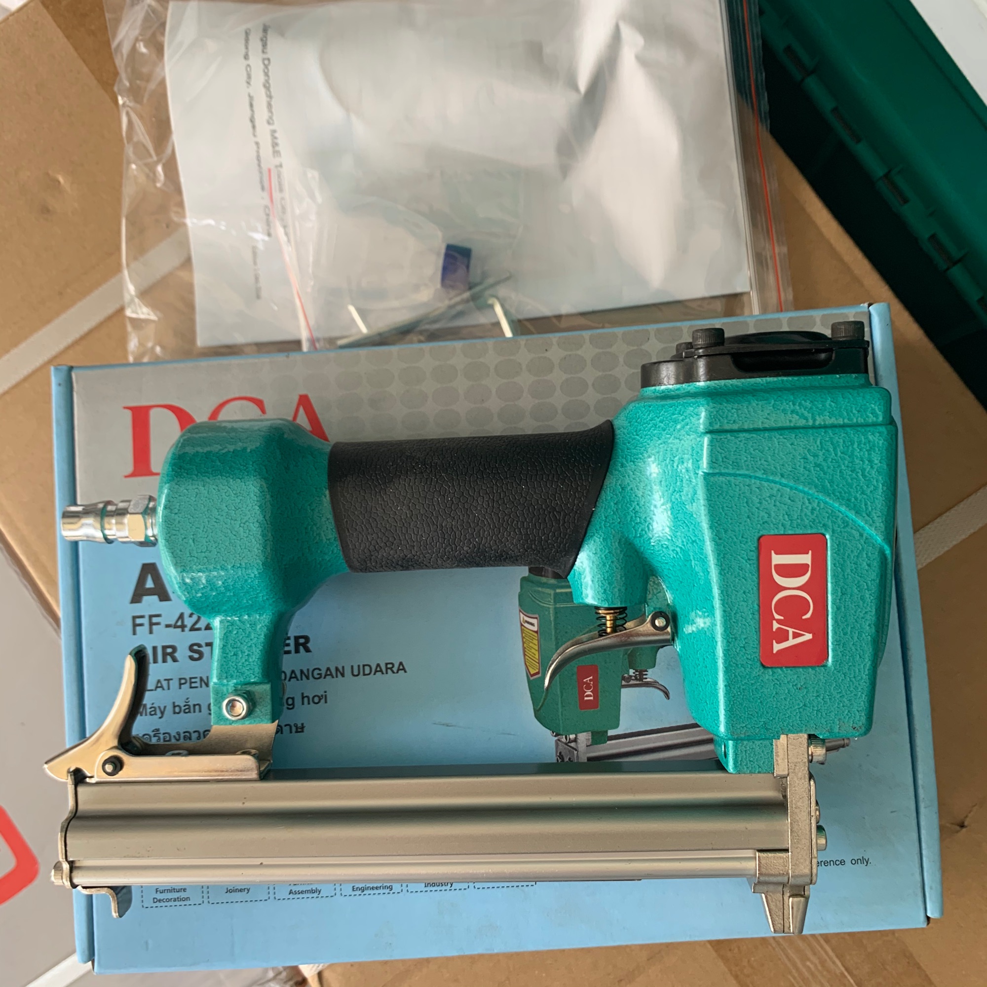 Máy bắn đinh ghim U dùng hơi DCA A1013J