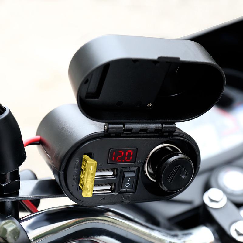 Sac dien thoai xe may Sạc Điện Thoại Trên Xe Máy và moto 4 in 1 tặng kèm tẩu mòi  (Đen giá 1 bộ )