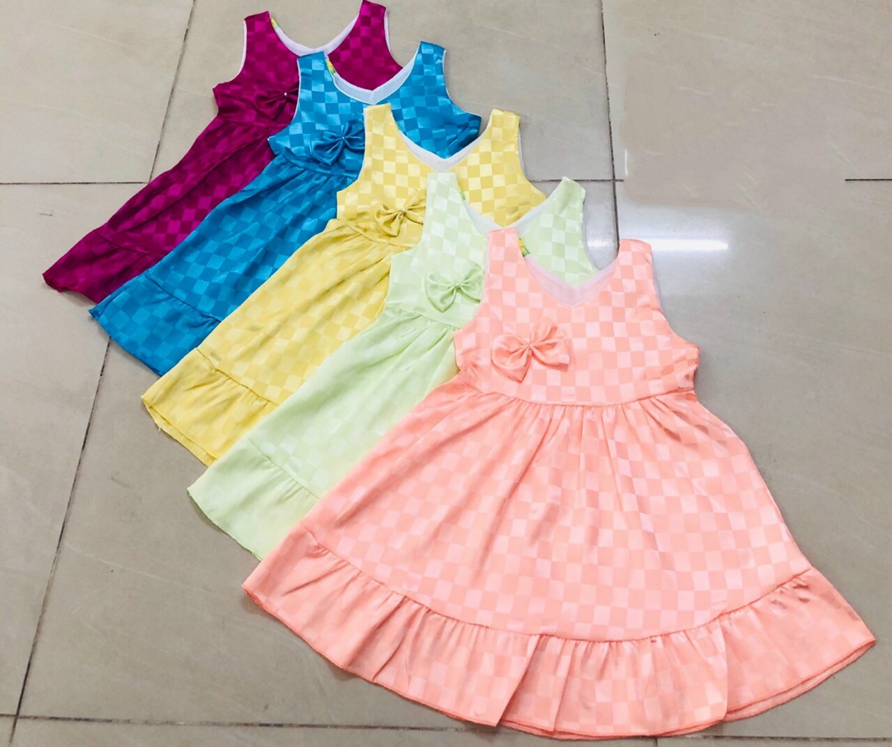 Đầm Gấm Xước Bé (8-16kg) (giao màu ngẫu nhiên)