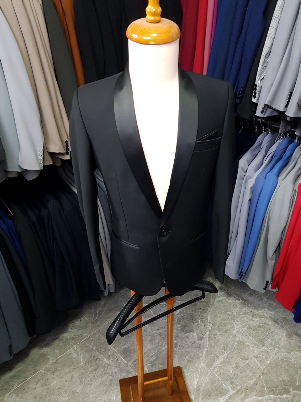 Áo vest nam ôm body kiểu cổ sam màu đen