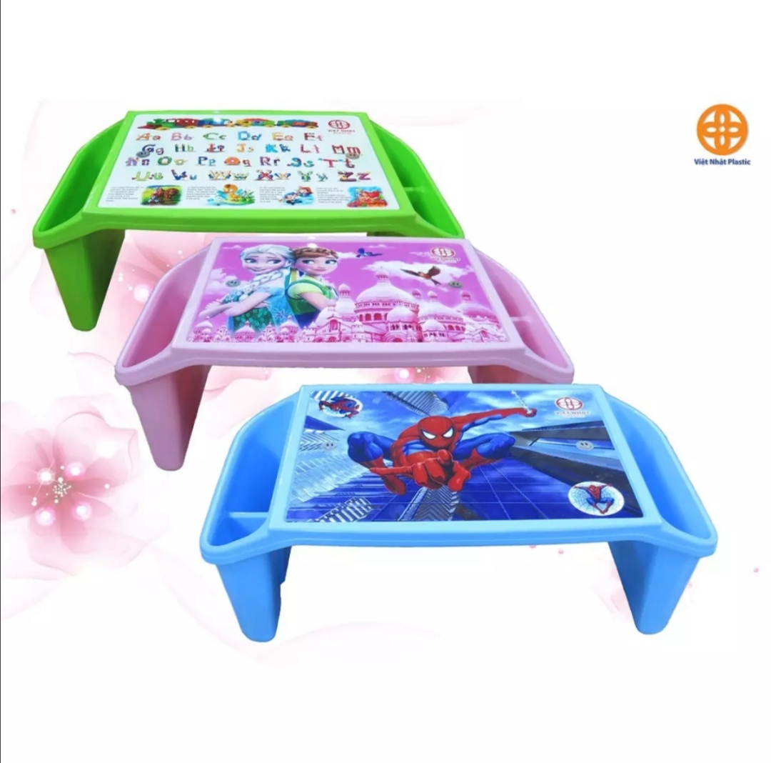 Bàn học Việt Nhật. Kích thước 58.5 x 30 x 20cm. Chất liệu nhựa cao cấp. Có 4 ngăn để đồ 2 bên.