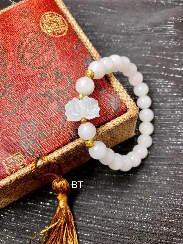 Vòng tay đá tự nhiên Bạch Ngọc kết hợp charm hoa sen và bi vàng LTBBA02
