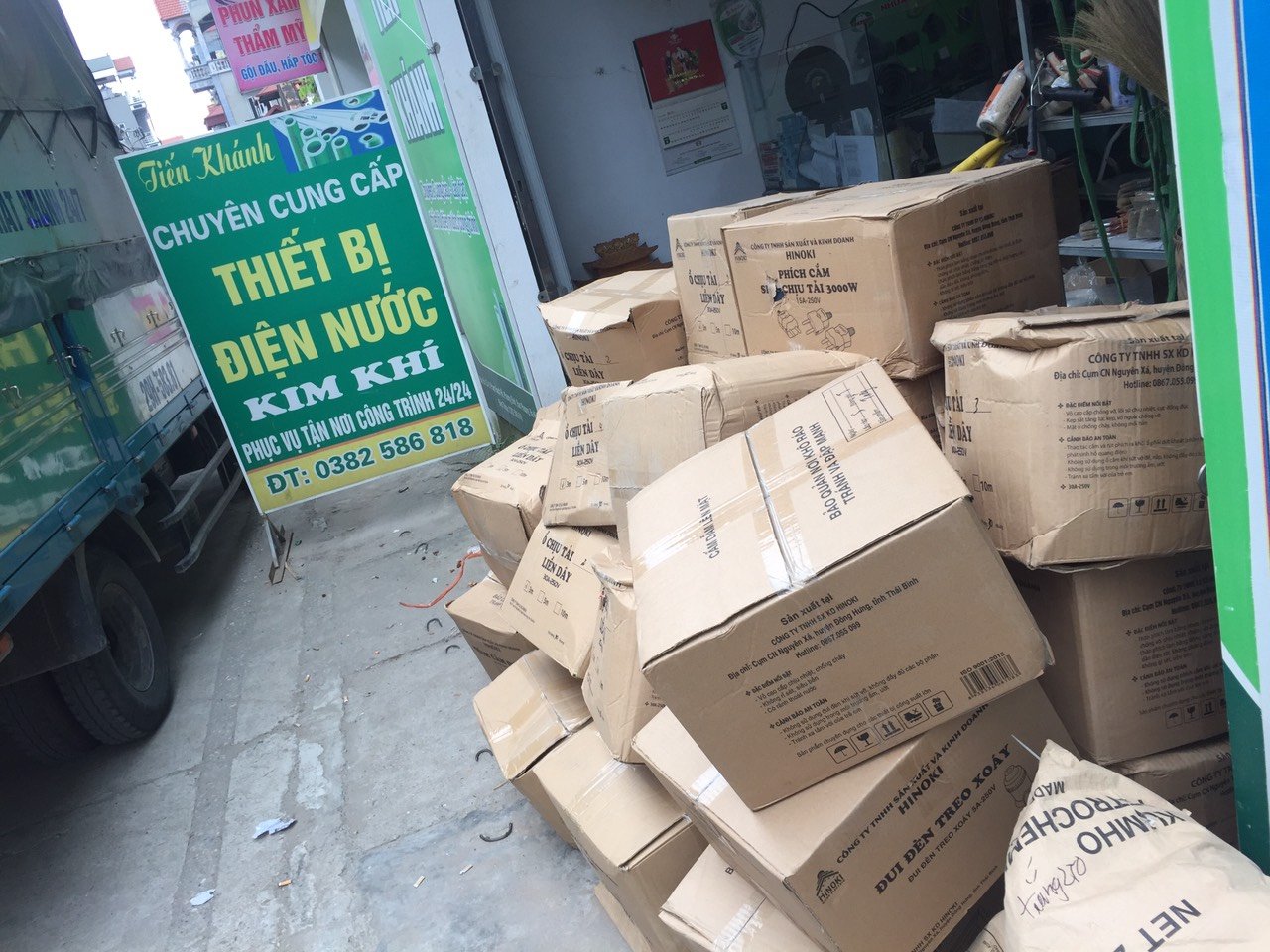 Bình xịt nước tưới cây huhaco 2L