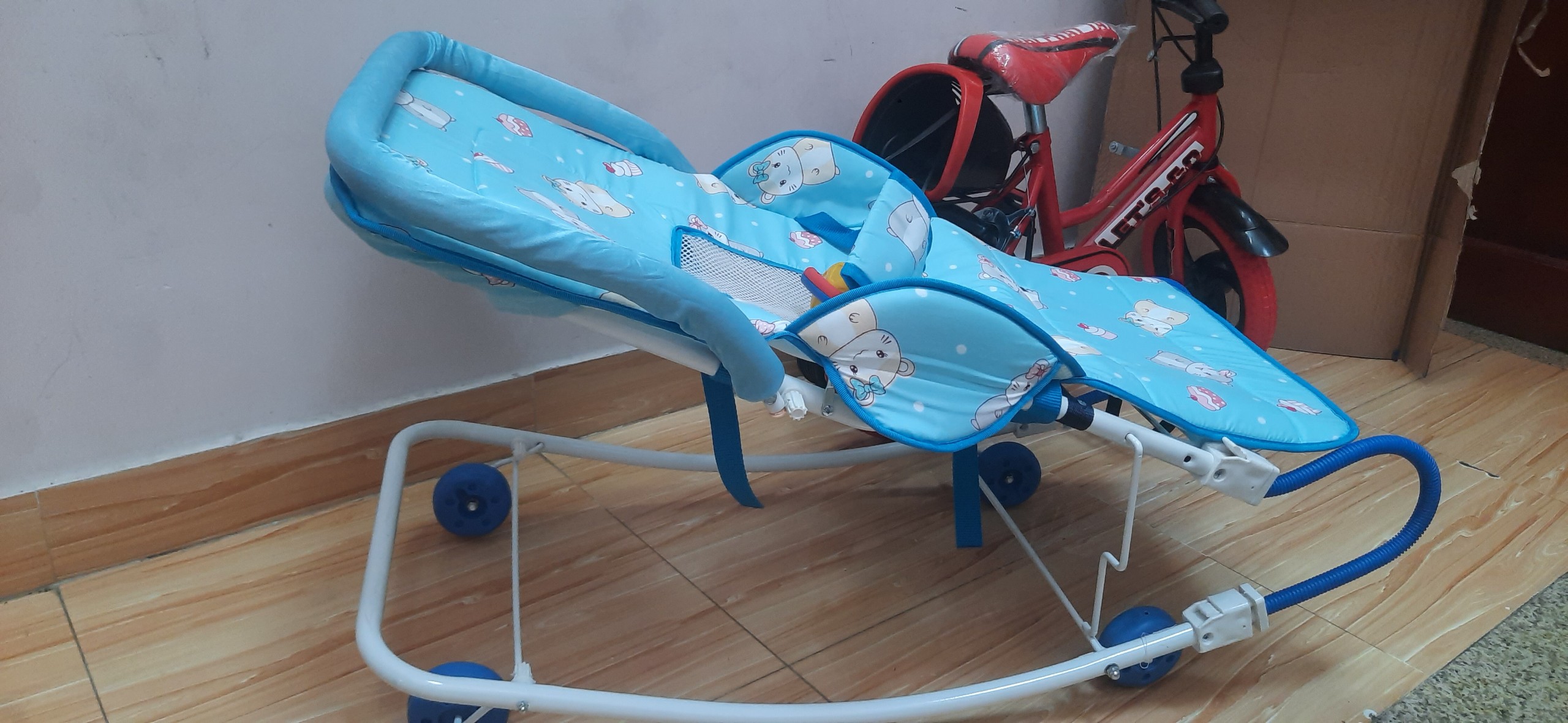 Xe nhún ăn bột gấp gọn cho bé kèm mùn chụp