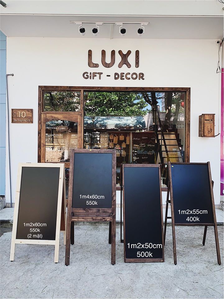 Bảng gỗ viết phấn 1 mặt  3 chân mã 03 LUXI Decor