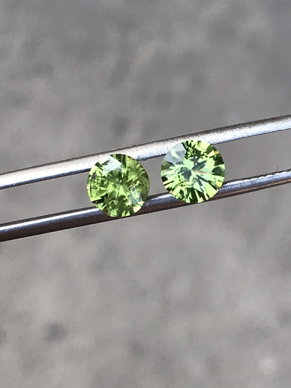 ĐÁ PERIDOT TỰ NHIÊN ( kt 5 mm)